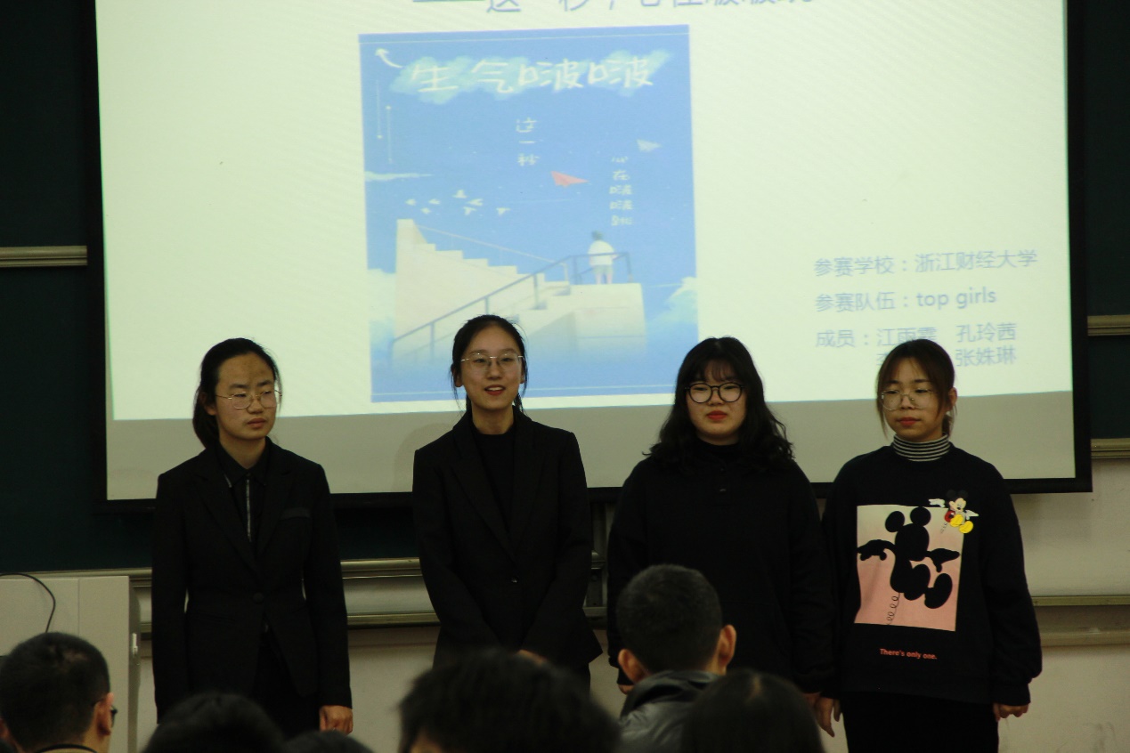 一群人站在画前描述已自动生成